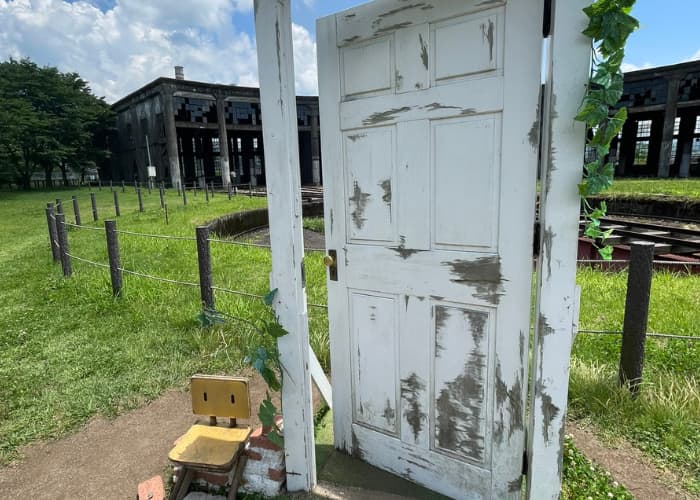 sBungo-Mori Roundhouse Park -uzume-chair-door.jpg